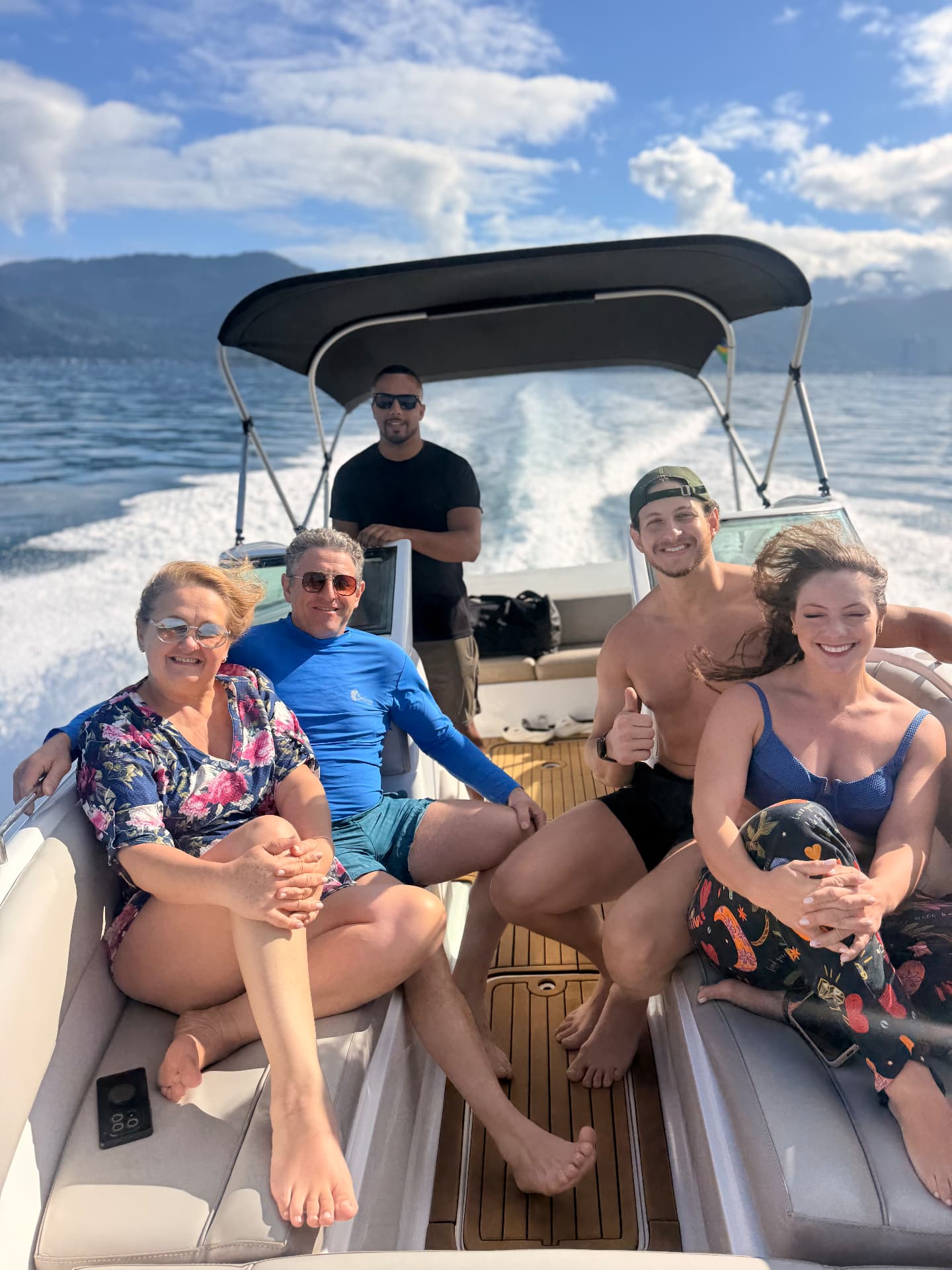 Família e amigos curtindo o passeio na lancha da Primares em mar azul