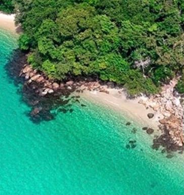 Enseada da Praia da Baleia com águas verde-esmeralda e Mata Atlântica
