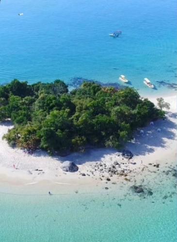 Vista aérea da Ilha de Cataguases com praia de areia clara e águas cristalinas