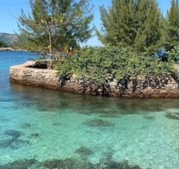 Ilhas Duas Irmãs com píer de pedra e mar de tons turquesa